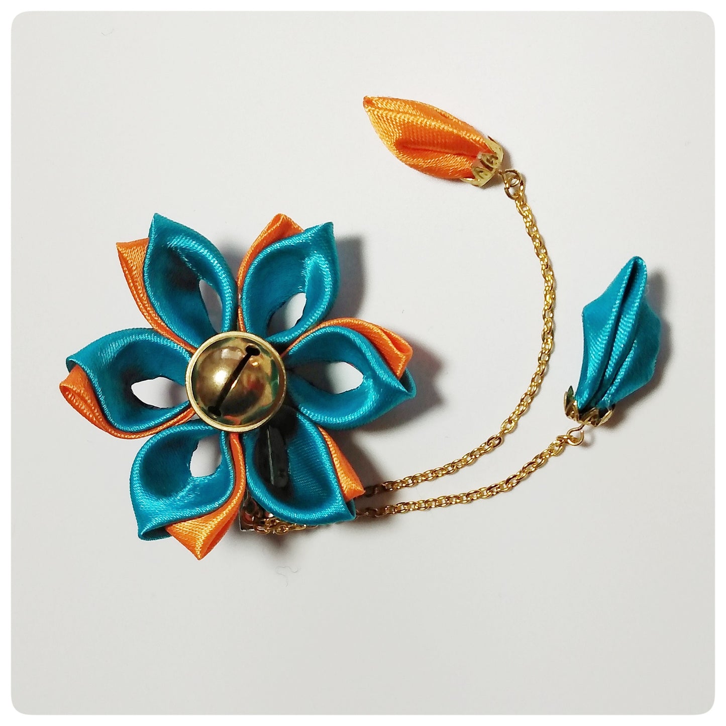 Kanzashi bloem - blauw/oranje met belletje