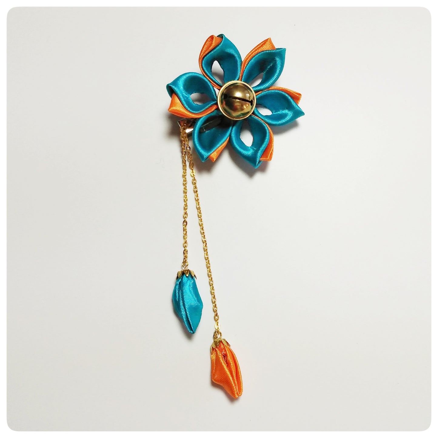 Kanzashi bloem - blauw/oranje met belletje