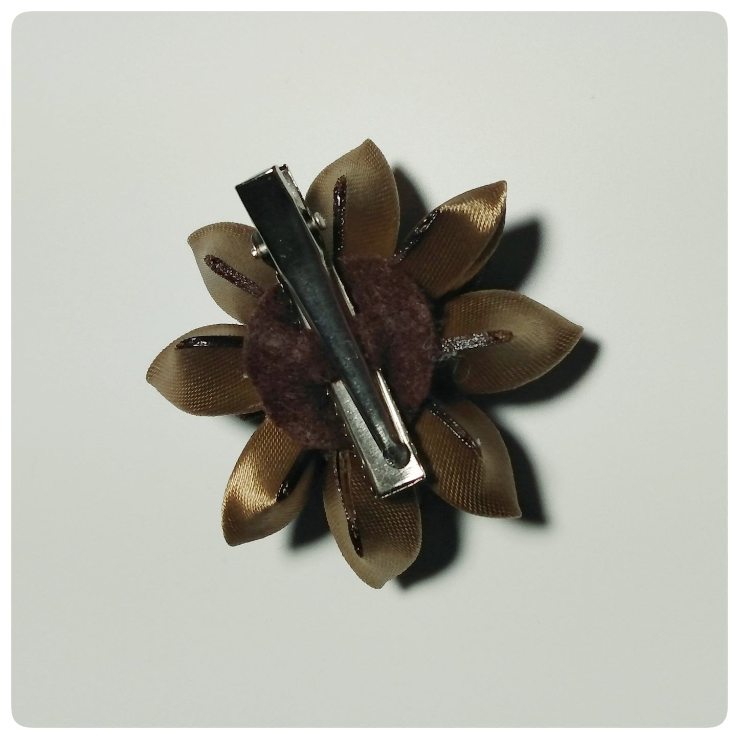 Kanzashi bloem - goudbruin/koffie