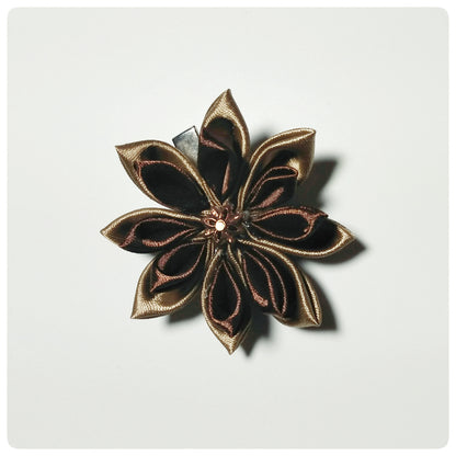 Kanzashi bloem - goudbruin/koffie